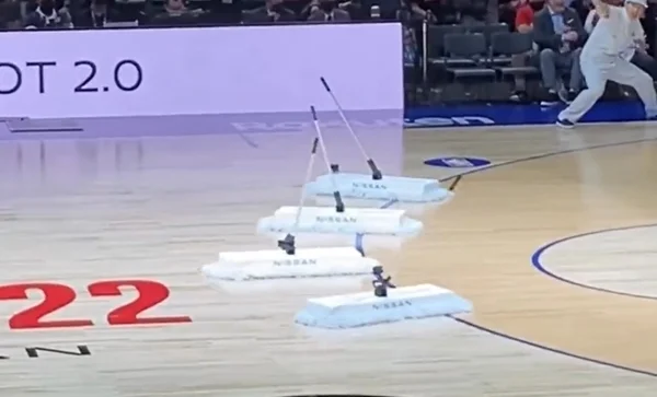 Esfregões-robô limpam quadra e chamam atenção em partida da NBA