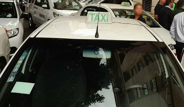 Taxista confunde PM com Uber, bate, foge e acaba preso