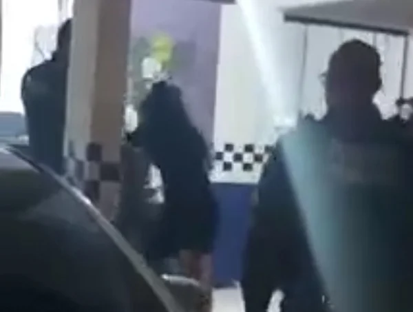 Mãe agride filho, preso por sequestro de motorista