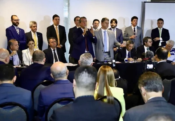Vídeo: Tarcísio é hostilizado ao defender reforma em reunião com Bolsonaro