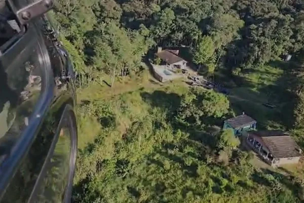 Imagem mostra casa em área rural usada pelo PCC como central de drogas - Metrópoles