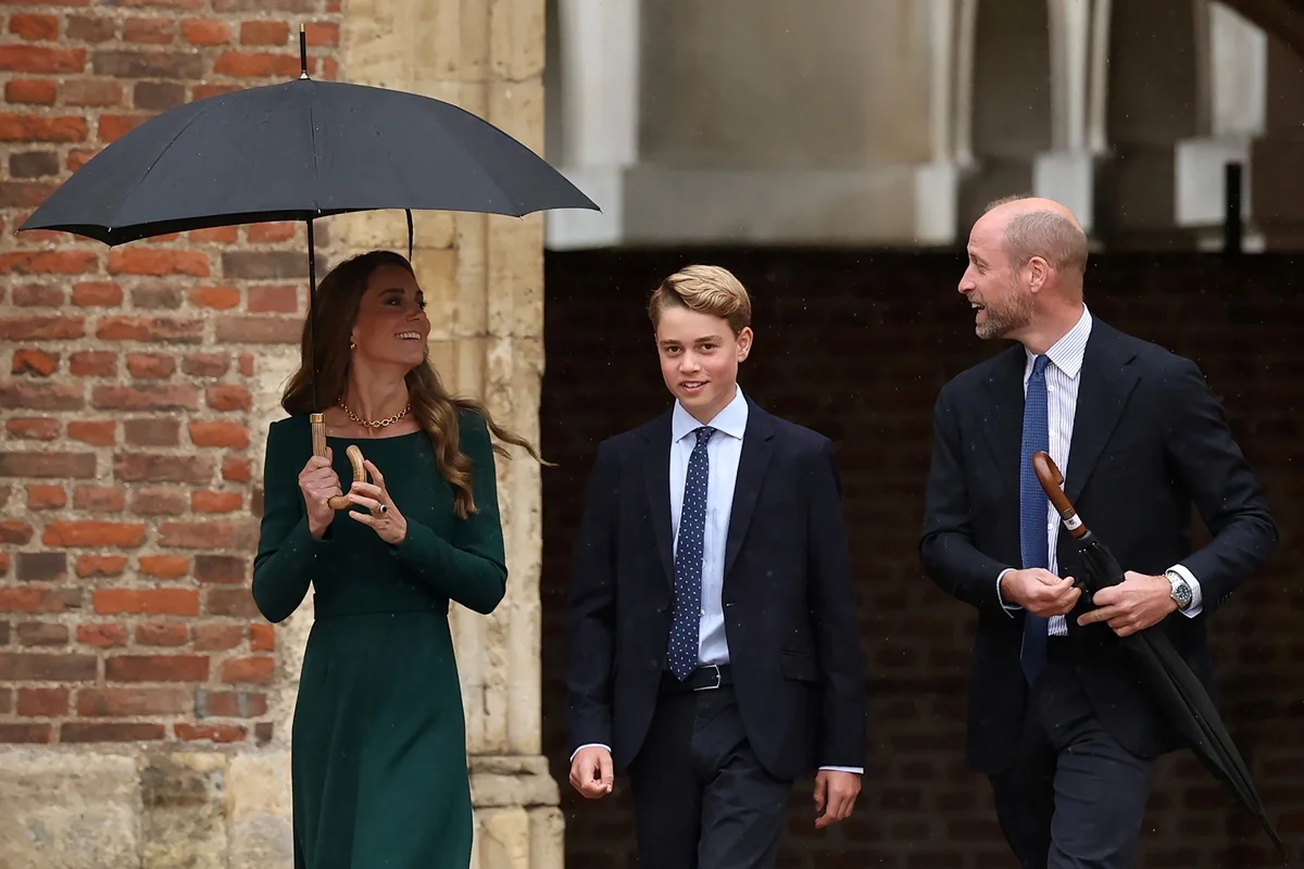 Princesa Kate Middleton e príncipe William acompanham o príncipe George Princesa Kate Middleton e príncipe William acompanham o príncipe George