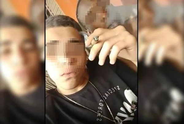 Jovens usam maconha, fazem transmissão na web e acabam presos ao vivo