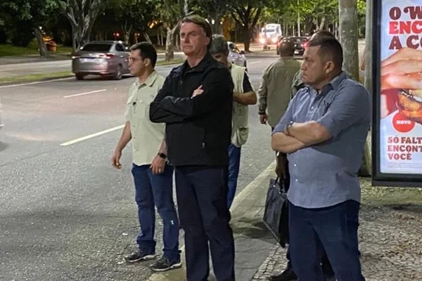 Paes comenta foto de Bolsonaro esperando ônibus: “Vou cancelar todos”