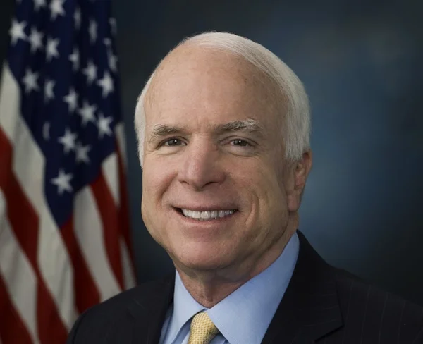 De câncer, morre senador John McCain, ex-adversário de Obama
