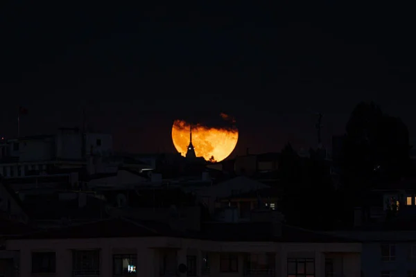 Foto colorida lua cheia de julho, conhecida como Lua do veado - Metrópoles