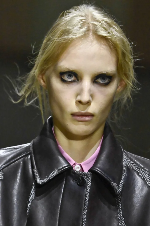 Jaqueta “descascada” da Prada chega às lojas por cerca de R$ 50 mil - destaque galeria Jaqueta “descascada” da Prada chega às lojas por cerca de R$ 50 mil - destaque galeria