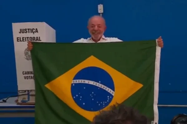 Lula após votar em SP: “Nunca imaginei disputar eleição com um miliciano”