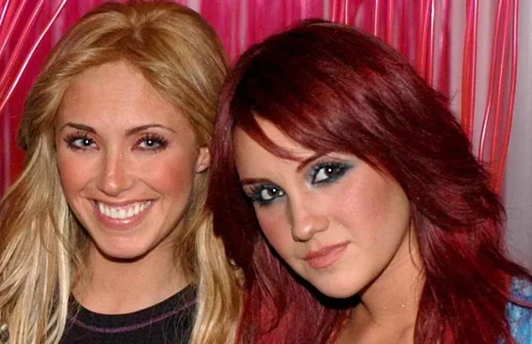 Anahí e Dulce Maria em foto colorida. Lado a lado, as loira sorri - Metrópoles