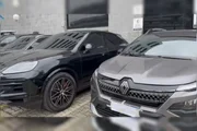 Entre os veículos estão um Mini Cooper e um Jeeps