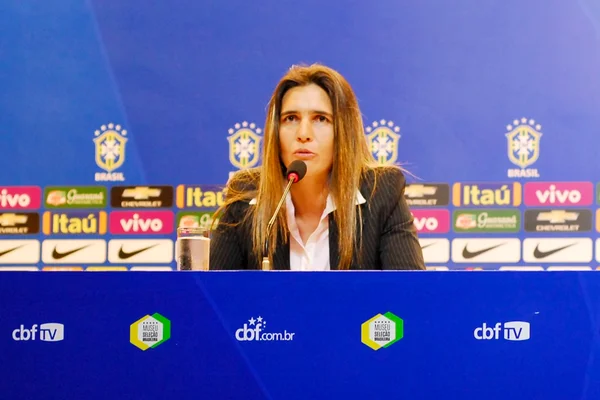 Time do Santos dorme em recepção de hotel e treinadora critica CBF