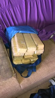 Parte da droga estava em uma mala