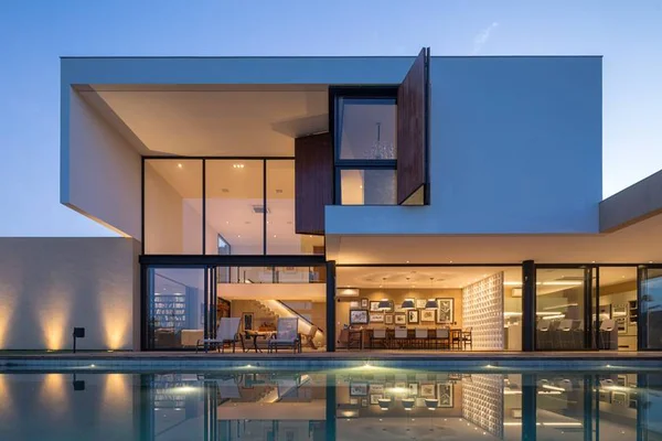 Casa contemporânea em Brasília mistura concreto e natureza