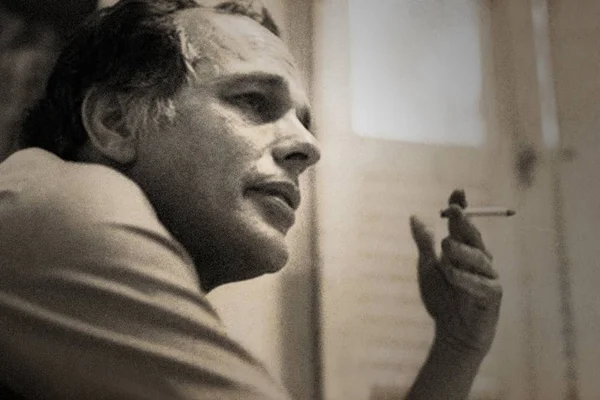 Foto em preto e branco de um homem fumando - Metrópoles