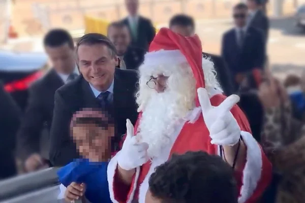 Em pedido a Papai Noel, Bolsonaro ironiza políticos e imprensa