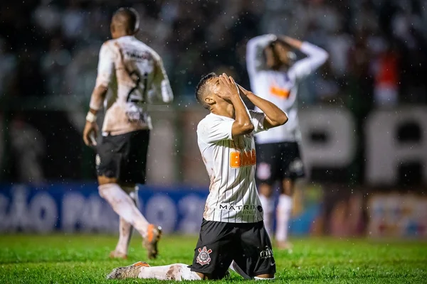 Corinthians cede empate, mas passa na Copa SP como líder de grupo