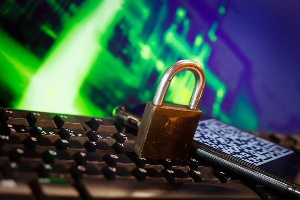 tela de computador, teclado e cadeado