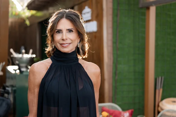 Valéria Monsanto reúne amigas em happy hour especial de aniversário