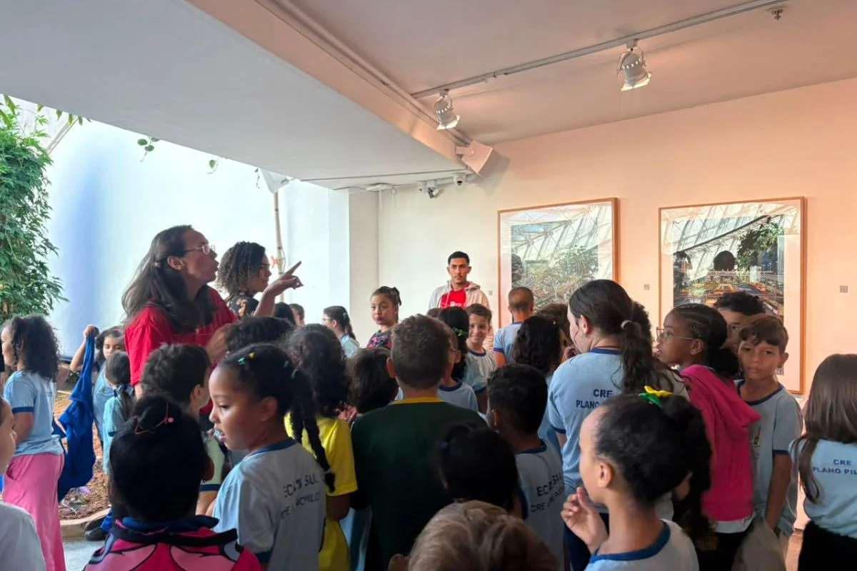 Constelações Contemporâneas: alunos da EC 413 Sul visitam mostra Constelações Contemporâneas: alunos da EC 413 Sul visitam mostra