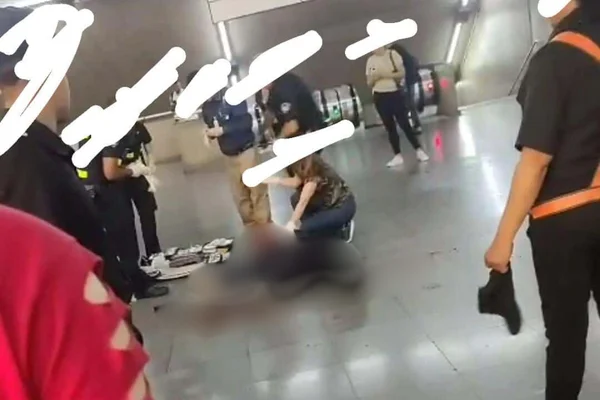 Imagem colorida de um homem caído no chão da estação sé após se esfaquear - Metrópoles