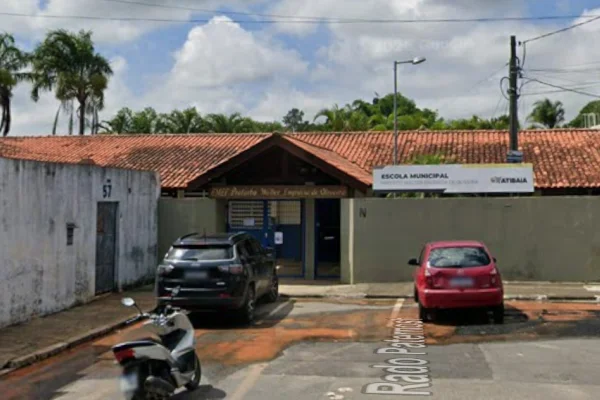 Imagem colorida de escola municipal em Atibaia. Metrópoles