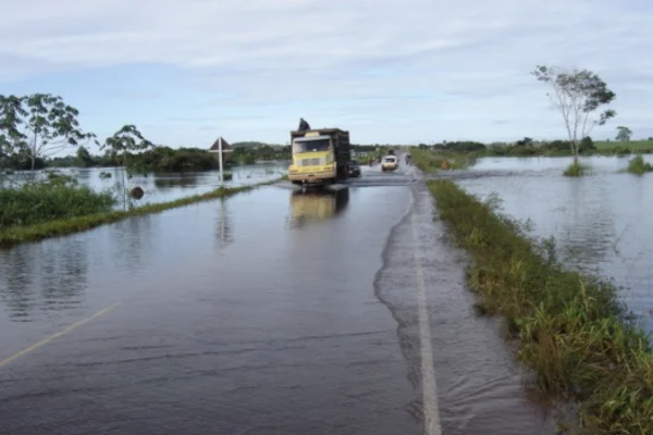 Imagem colorida, rio-peixoto-sobe-e-ameaca-tomar-br-163-moradores-temem-enchente-como-de-2005- Metrópoles