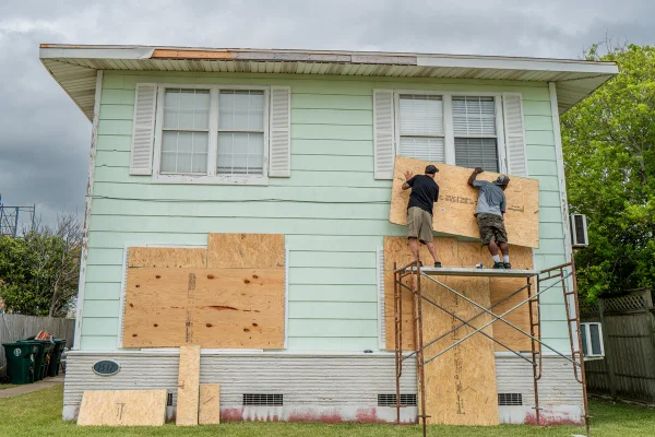 Moradores de Corpus Christi, no Texas, se preparam para receber o furacão Beryl