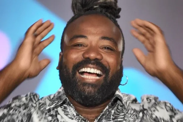 Mãe lança funk em defesa de Rodrigo, do BBB19: “Deixa o menino roncar”