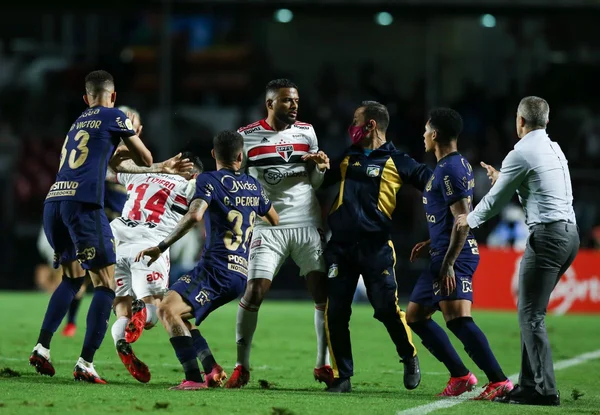 São Paulo conta com o apoio da torcida e vence clássico contra o Corinthians