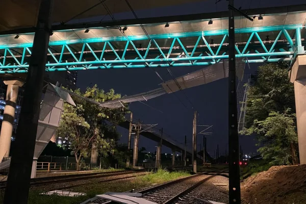 Imagem colorida de estrutura metálica de ciclopassarela, que cedeu durante chuvas