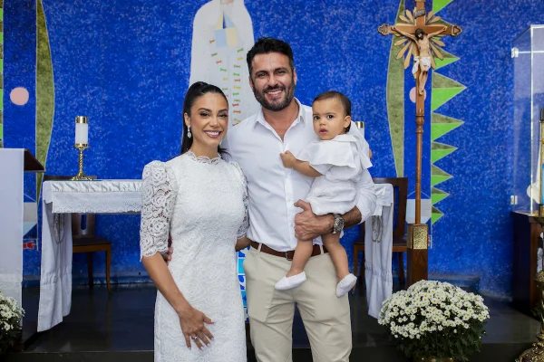 Viviane e Michael Luiz Carvalho Araújo batizam o filho, Pedro
