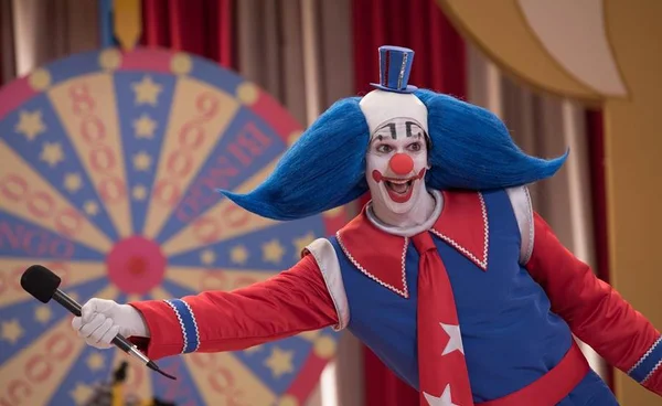 Crítica: “Bingo: Rei das Manhãs” usa Bozo em louco retrato dos anos 80