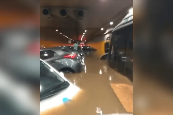 “Perdi meu carro”, diz taxista ao ficar ilhado em túnel do Anhangabaú
