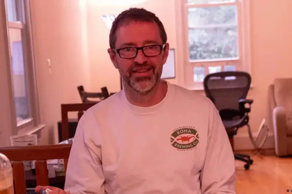 virologista americano Chris Buck produz há 30 anos cervejas artesanais e decidiu unir suas duas especialidades num só produto. Metrópoles