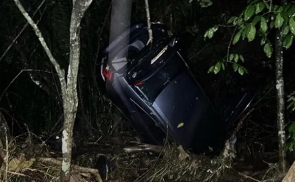 Foto colorida de carro capotado após ser levado por enxurrada em Goiás - Metrópoles