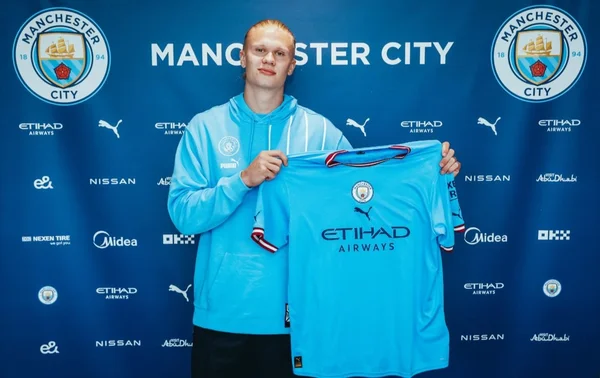 Imagem colorida de Haaland sendo anunciado pelo Manchester City