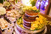 Naked cake compondo a mesa