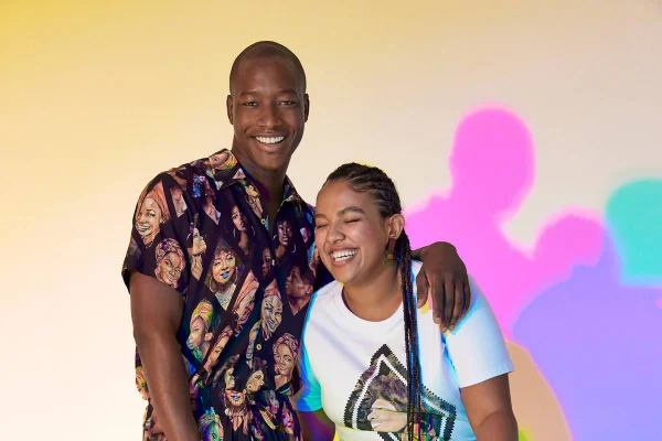 Duas pessoas negras sorrindo