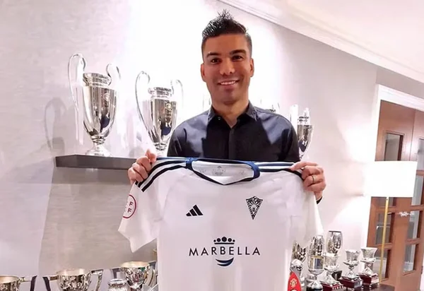 Imagem colorida de Casemiro segurando camisa do Marbella - Metrópoles