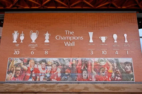 Foto colorida de uma das Paredes dos Campeões, no CT do Liverpool - Metrópoles