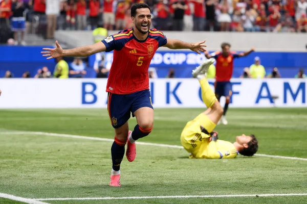 Espanha marca no fim do jogo e enfrenta a França na semifinal da Copa