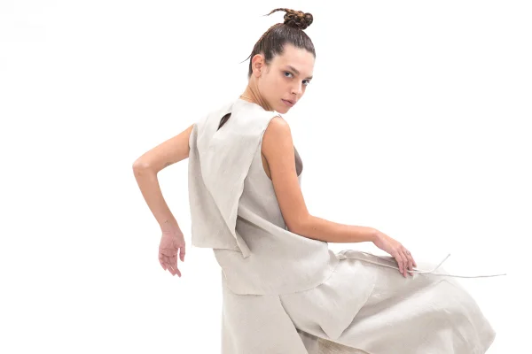 Modelo branca de roupa Osklen