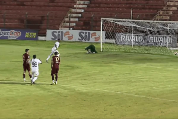 Edinho cobrou pênalti para o Juventus e marcou o segundo gol
