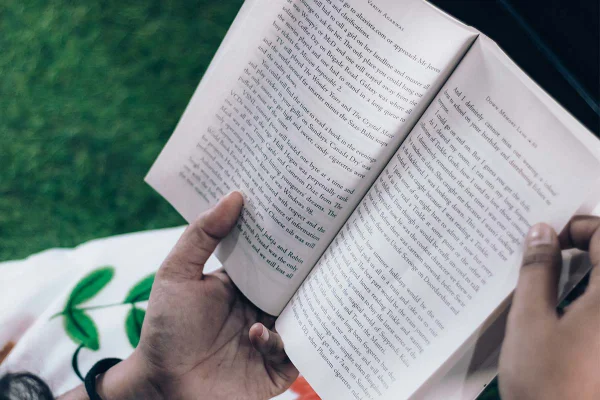 Pessoa lendo um livro