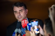 Flávio Bolsonaro conversa com a imprensa, em Brasília, após visitar o pai, o ex-presidente Jair Bolsonaro, que cumpre prisão domiciliar 