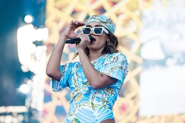 VillaMix Goiânia não transmite show de Anitta e cantora se irrita