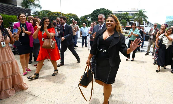 Jornalista Kariane Costa toma posse como nova presidente da EBC