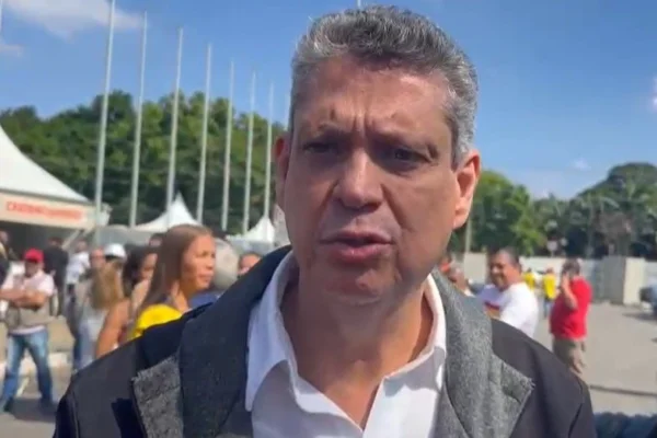 Ato do 1º de Maio na Praça Campo de Bagatelle, na zona norte de SP; na foto o ministro Márcio Macedo - Metrópoles