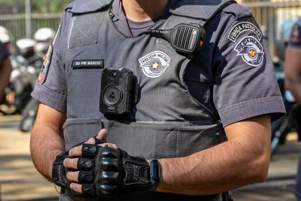 Imagem colorida de um policial com câmera corporal