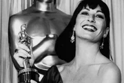Mostra Anjelica Huston, em comemoração aos 75 anos da atriz Mostra Anjelica Huston, em comemoração aos 75 anos da atriz